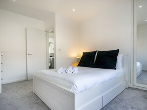 2 slaapkamers, een strijkplank/strijkijzer, gratis wifi, beddengoed