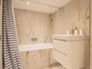 Towels - Pass the Keys | The Soak House - Great Hot Tub! (Rye)