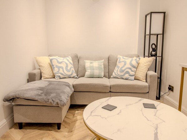 TV - Pass the Keys | The Soak House - Great Hot Tub! (Rye)