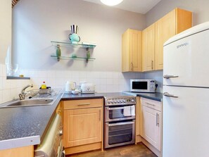Køleskab, mikrobølgeovn, ovn, brødrister