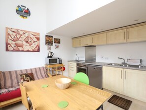 Kühlschrank, Mikrowelle, Ofen, Geschirrspüler