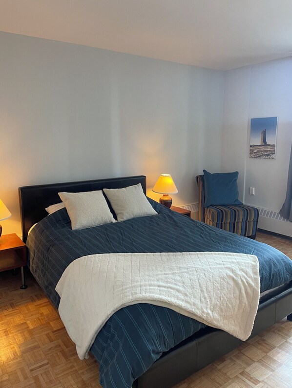 Tabla de planchar con plancha, wifi, ropa de cama