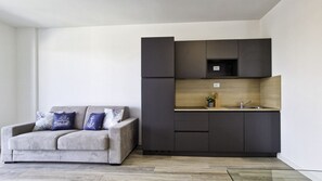 Studio, plusieurs chambres, balcon | Salle de séjour