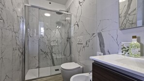 Studio, balcon, vue ville | Salle de bain