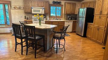 Four à micro-ondes, un four, surface de cuisson, lave-vaisselle