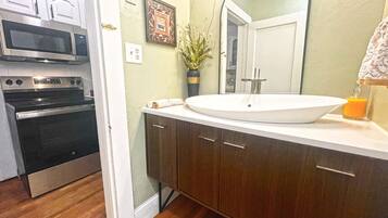 冰箱、微波炉、烤箱、炉灶