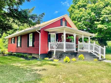 Exterior. Two Bedroom House Close to Local Favorites