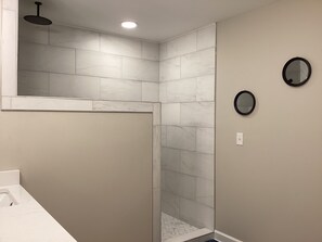 Douche, sèche-cheveux, serviettes fournies, savon