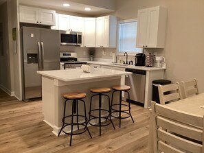 Micro-ondes, four, plaque de cuisson, lave-vaisselle