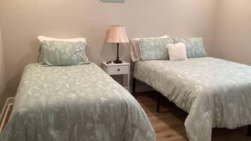 4 chambres, coffre-fort, fer et planche à repasser, lit de bébé portatif