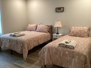 3 habitaciones, tabla de planchar con plancha, wifi y ropa de cama