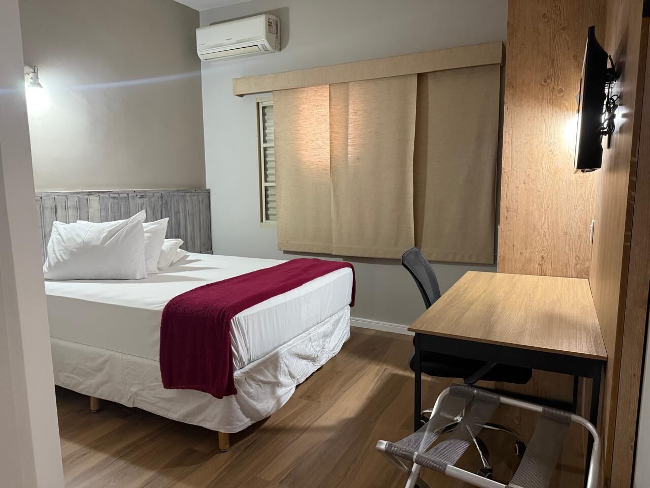 Rom – executive | Individuelt innredet, skrivebord og skrivebord for bærbar PC