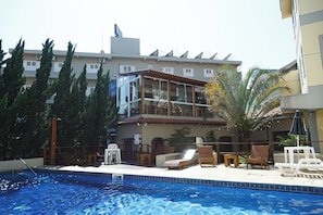 Una piscina al aire libre