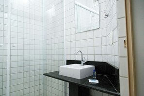 Economy kamer | Badkamer | Een douche, designer toiletartikelen, handdoeken, zeep