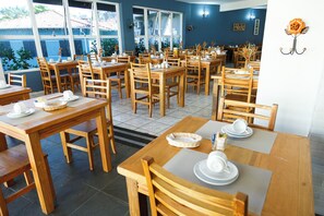 Bao gồm bữa sáng đầy đủ hàng ngày 