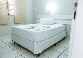 Muebles diferentes, escritorio y espacio para trabajar con laptop 