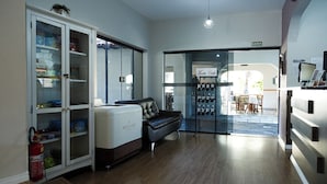 Un salon moderne avec un canapé en cuir, une vitrine et un meuble à bouteilles.