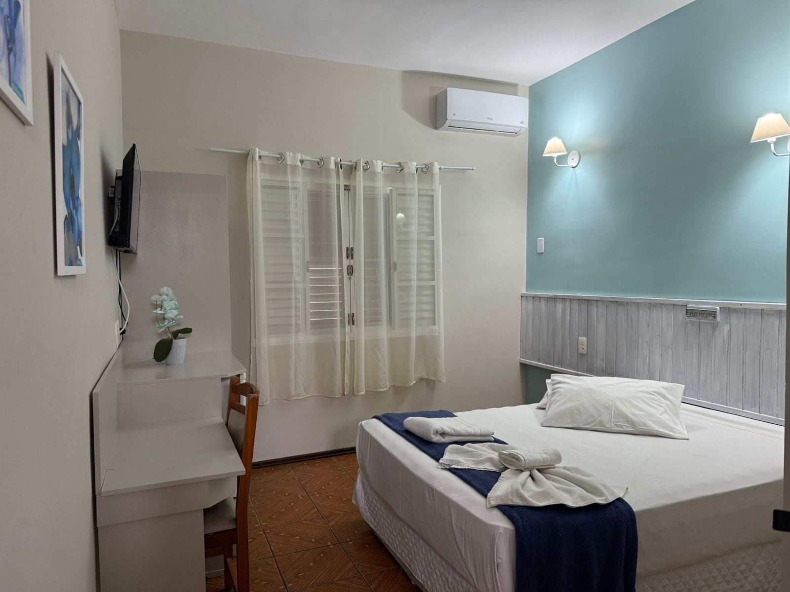 Rom – standard | Individuelt innredet, skrivebord og skrivebord for bærbar PC