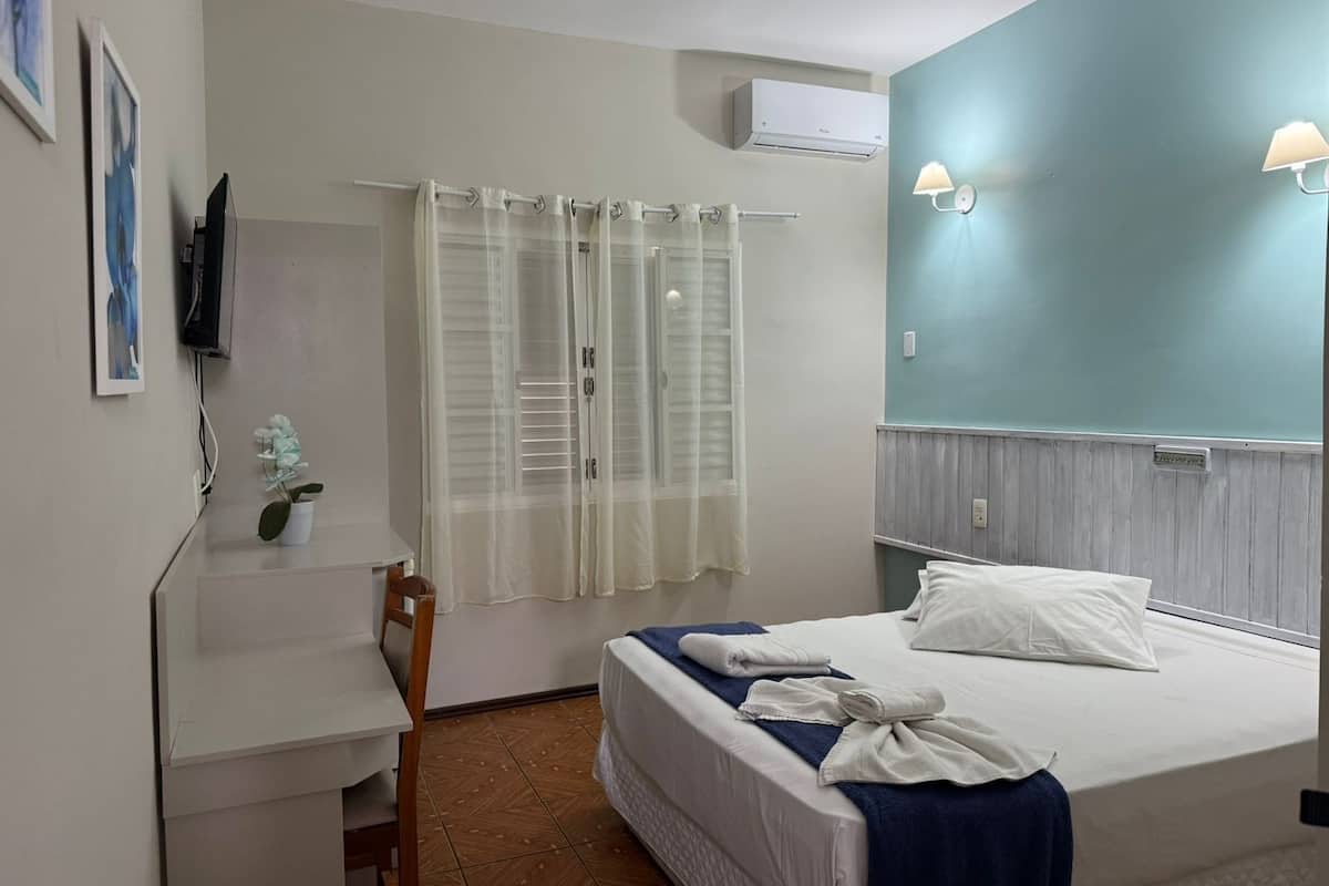 Rom – standard | Individuelt innredet, skrivebord og skrivebord for bærbar PC