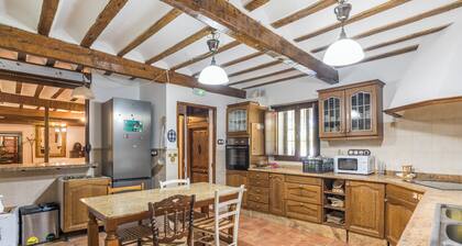 Rural house in the countryside 8-10 people ideal for groups of friends and families.