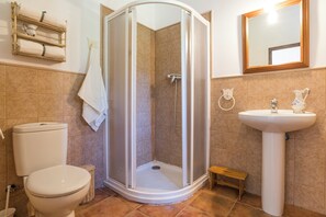 Regadera, toallas, papel de baño
