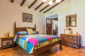 4 habitaciones, cuna de viaje y ropa de cama