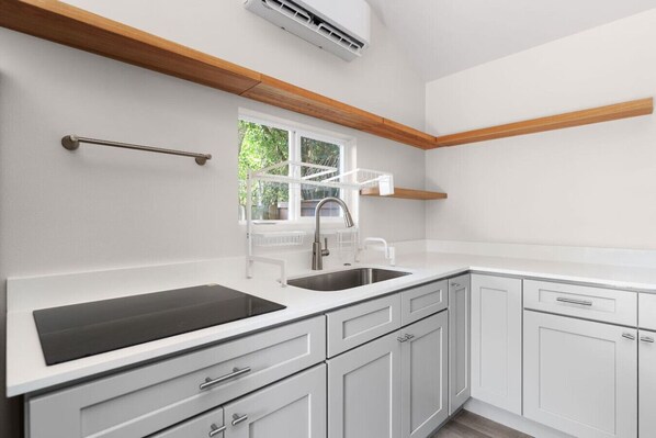 Fridge, microwave, stovetop, dishwasher - Private GuestHouse in South Congress (Austin)