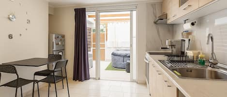 Fridge, oven, coffee/tea maker, electric kettle