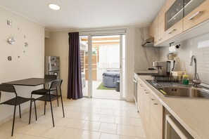 Fridge, oven, coffee/tea maker, electric kettle