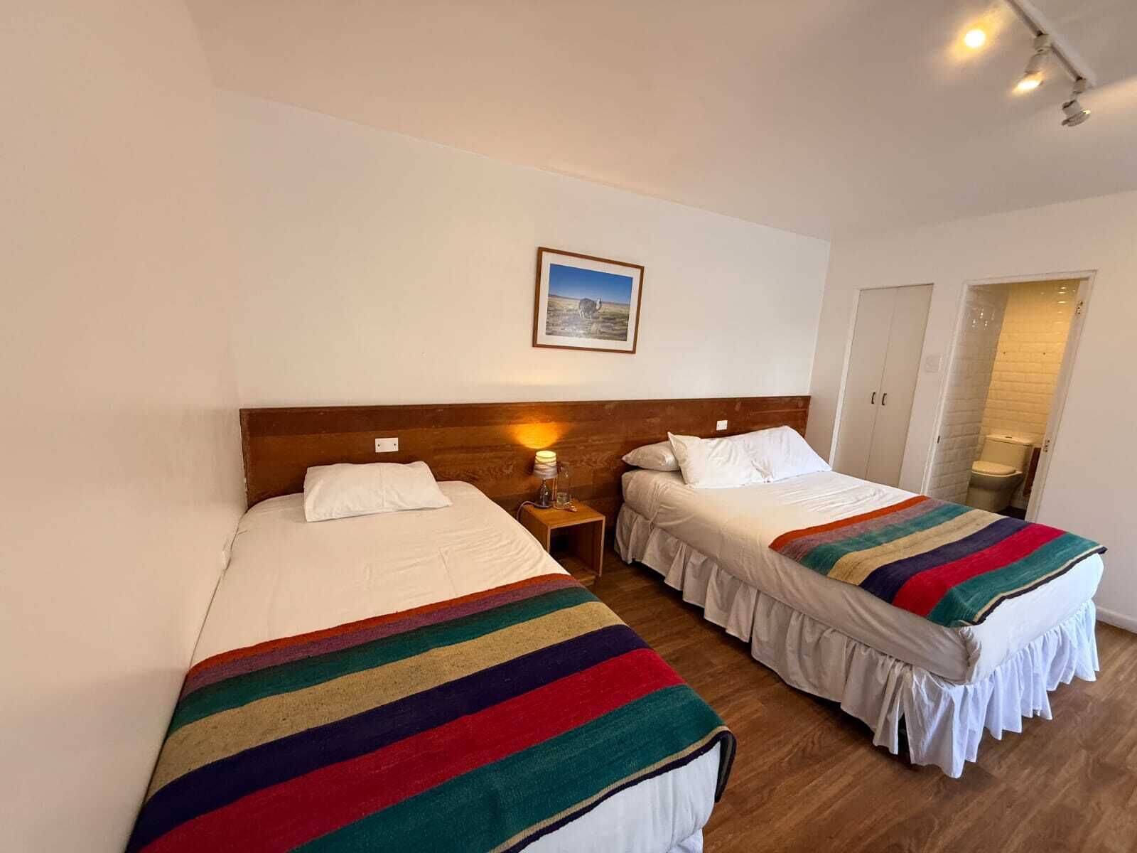 Habitación cuádruple Confort, patio, vistas al patio | Sábanas de algodón egipcio y ropa de cama de alta calidad
