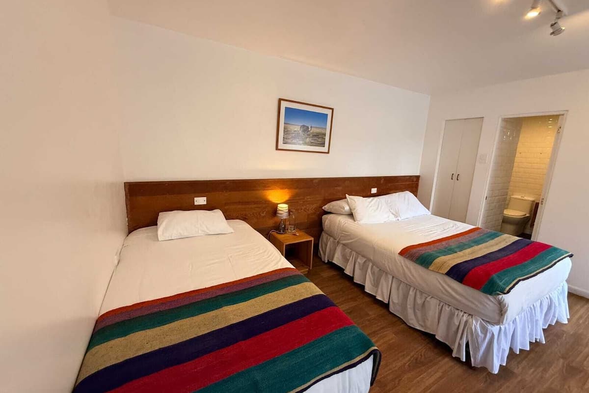 Habitación cuádruple Confort, patio, vistas al patio | Sábanas de algodón egipcio y ropa de cama de alta calidad