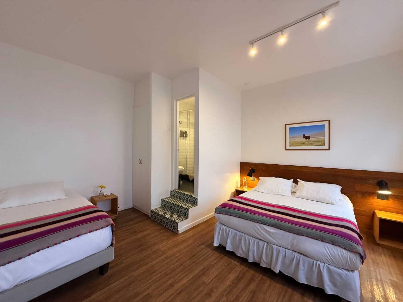 Habitación triple superior, vistas al patio | Sábanas de algodón egipcio y ropa de cama de alta calidad