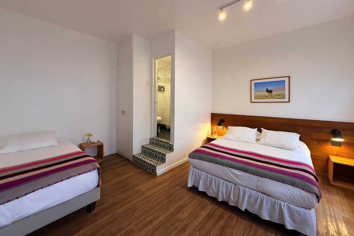 Habitación triple superior, vistas al patio | Sábanas de algodón egipcio y ropa de cama de alta calidad