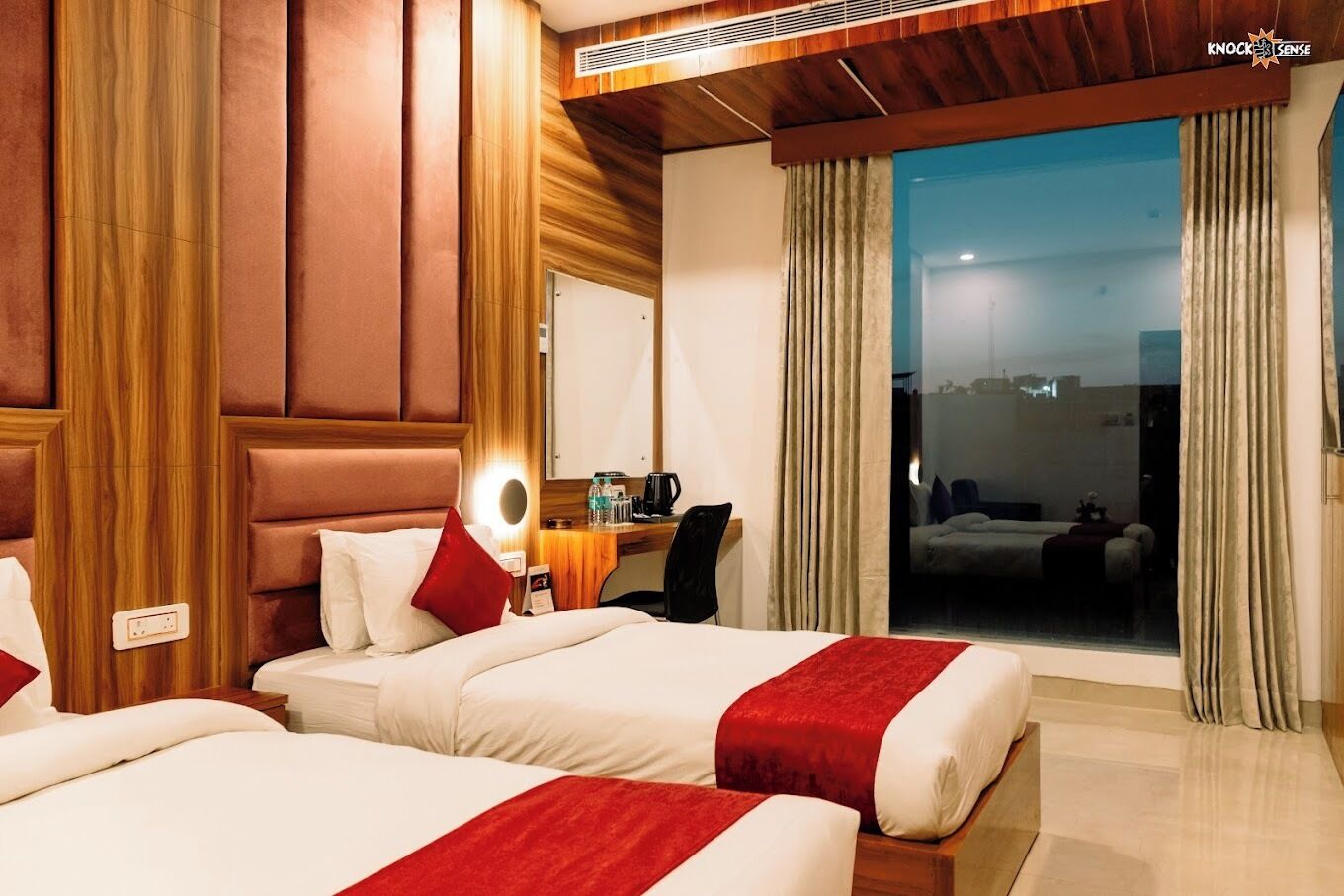 Habitació doble o amb dos llits individuals, vistes al jardí | Escriptori, espai de treball apte per a portàtils i cortines opaques 