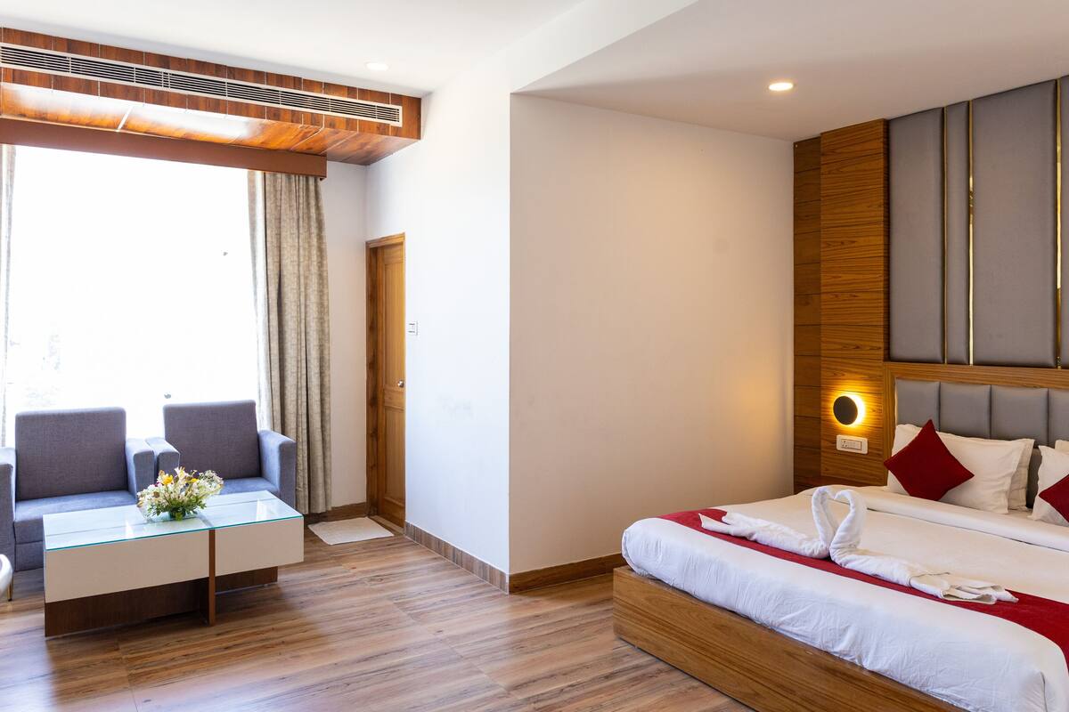 Suite ejecutiva, vista a la ciudad | Escritorio, espacio para trabajar con laptop y cortinas blackout