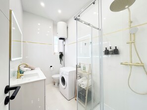 Shower, hair dryer, towels, soap - Cannes Banane (Cannes)