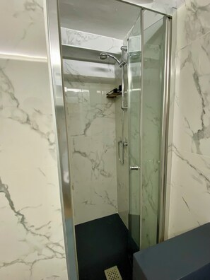Dusche, Haartrockner, HandtĂŒcher, Seife