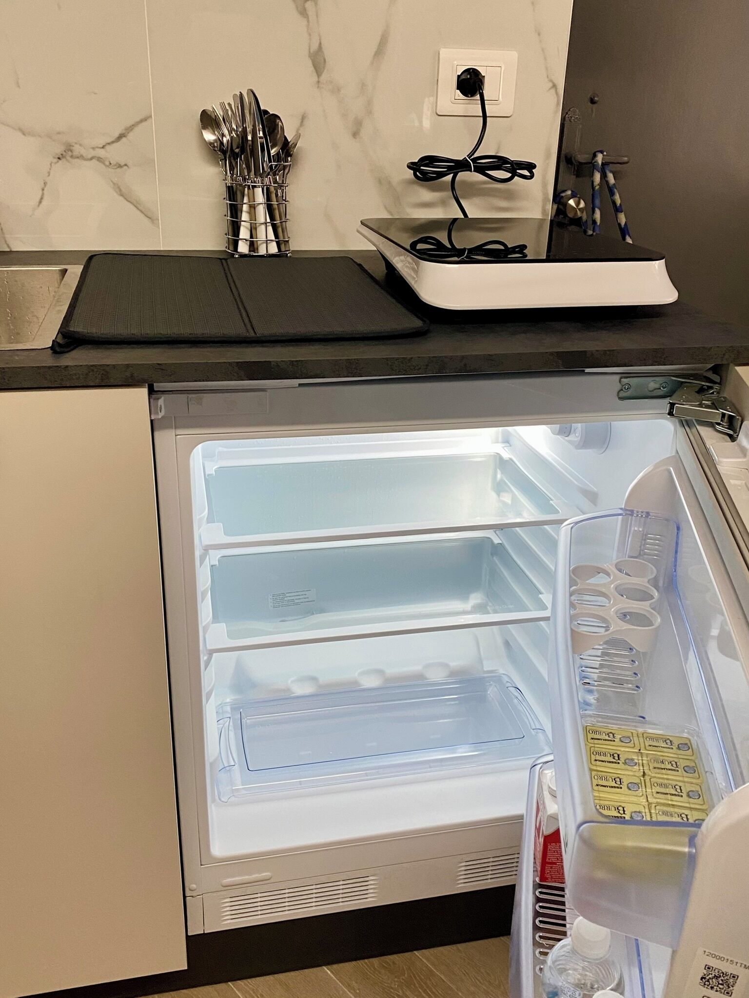 Kühlschrank, Mikrowelle, Herdplatte, Wasserkocher mit Kaffee-/Teezubehör