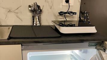 Kühlschrank, Mikrowelle, Herdplatte, Wasserkocher mit Kaffee-/Teezubehör