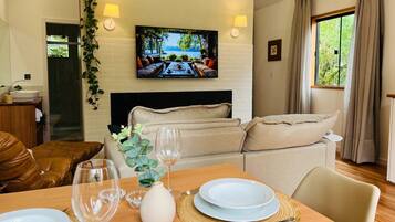 Premium Cabin | Dining room