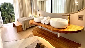 Iron/ironing board, bed sheets