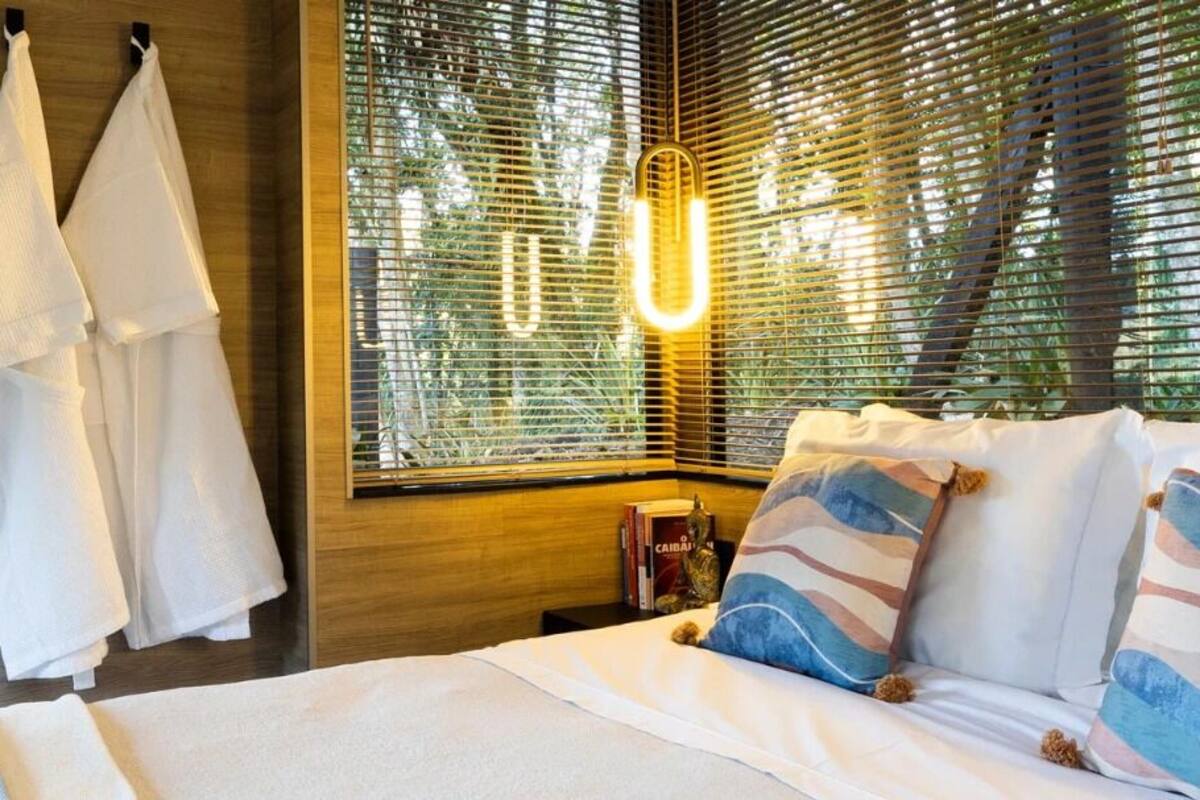 Deluxe Cabin | Iron/ironing board, bed sheets