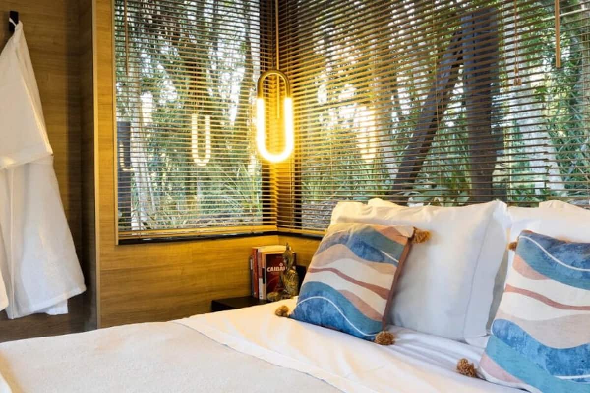 Deluxe Cabin | Iron/ironing board, free WiFi, bed sheets