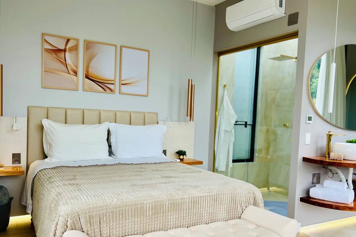 Luxury Cabin | Iron/ironing board, bed sheets