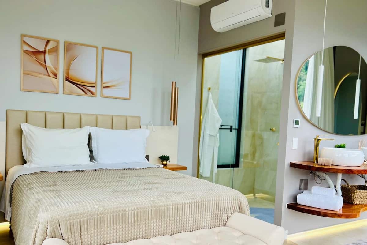 Luxury Cabin | Iron/ironing board, free WiFi, bed sheets