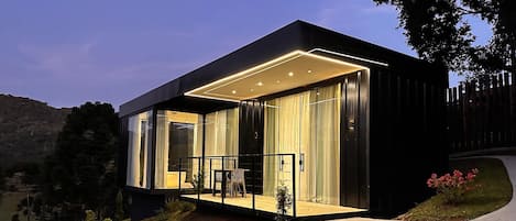Luxury Cabin | Iron/ironing board, free WiFi, bed sheets