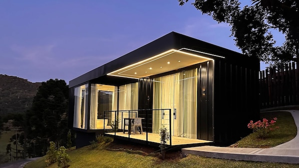 Luxury Cabin | Iron/ironing board, free WiFi, bed sheets