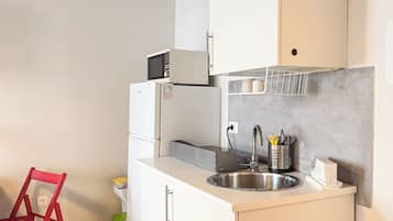 Kühlschrank, Herdplatte, Wasserkocher mit Kaffee-/Teezubehör