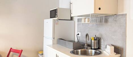 Fridge, stovetop, coffee/tea maker, cookware/dishes/utensils