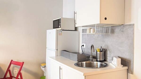 Fridge, stovetop, coffee/tea maker, cookware/dishes/utensils